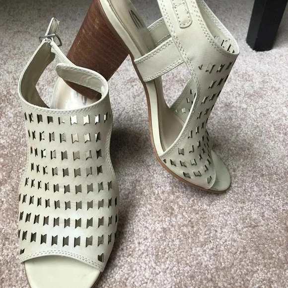 Sbicca lightening heels perforated 6.5 sandals - Picture 2 of 7